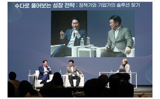 최태원 SK 회장-윤호중 행안부 장관, 한국 성장 전략 대담